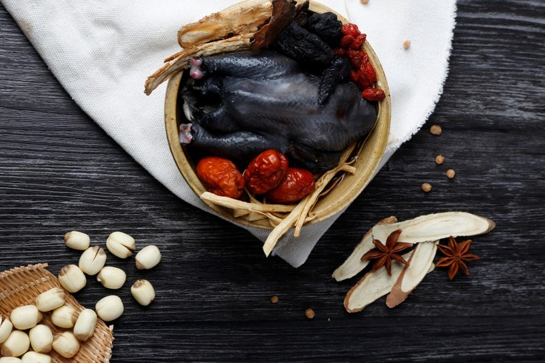 Bên trong gói thuốc bắc nấu lẩu hầm gà có gì?