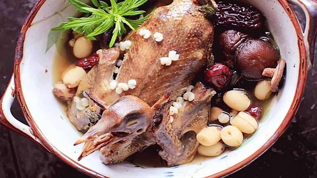 Canh bồ câu hầm hạt sen khô Canh bồ câu hầm hạt sen khô