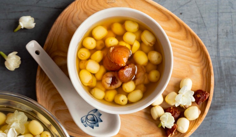 Chè hạt sen tươi long nhãn đường phèn