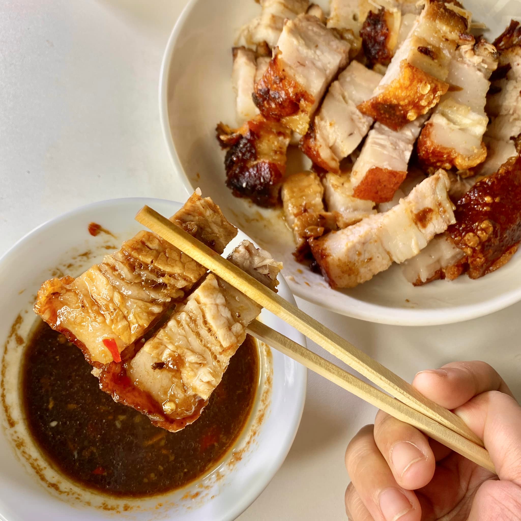 Pha nước chấm thưởng thức thịt quay Lạng Sơn đúng điệu