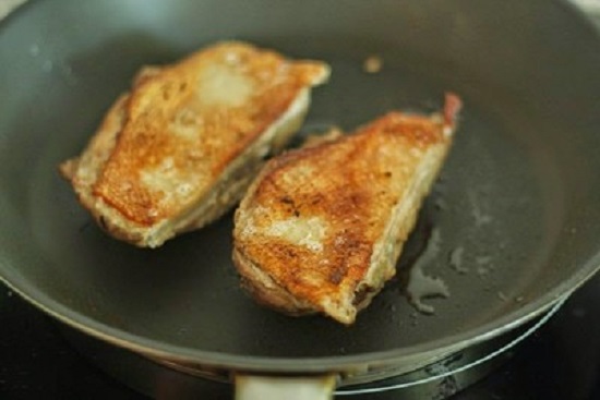  cho ức vịt vào áp chảo đến khi lớp da vàng giòn