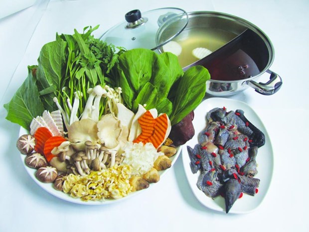 Món lẩu âm dương cùng gà H'mông