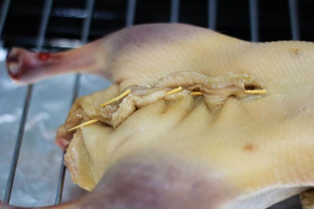 dùng tăm nhọn khâu lại