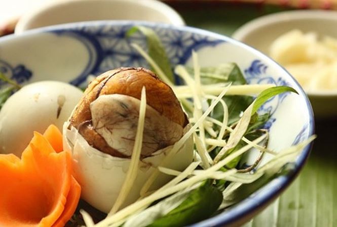 Những trường hợp không nên ăn trứng vịt lộn?