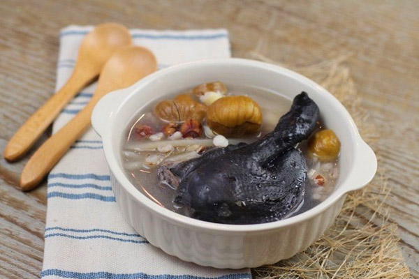 Gà ác hầm thuốc bắc