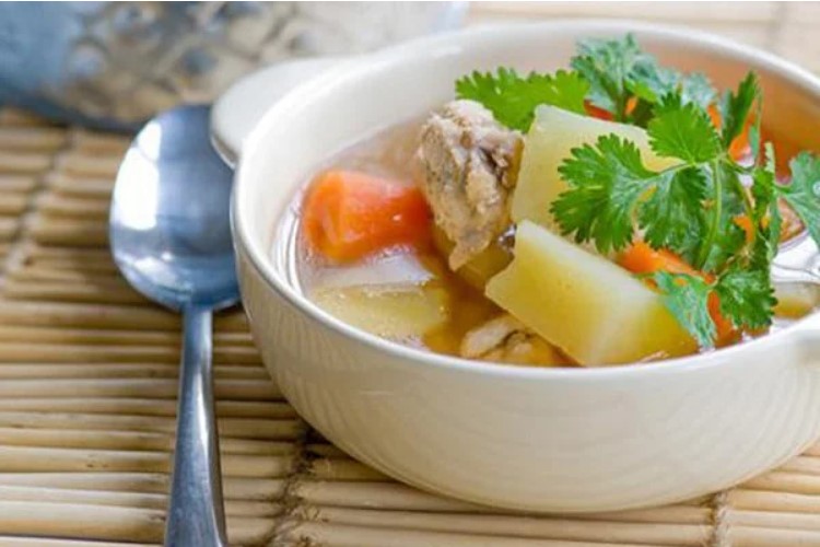 Canh xương bò hầm khoai tây