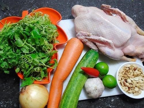 Chuẩn bị nguyên liệu làm món nộm vịt thập cẩm