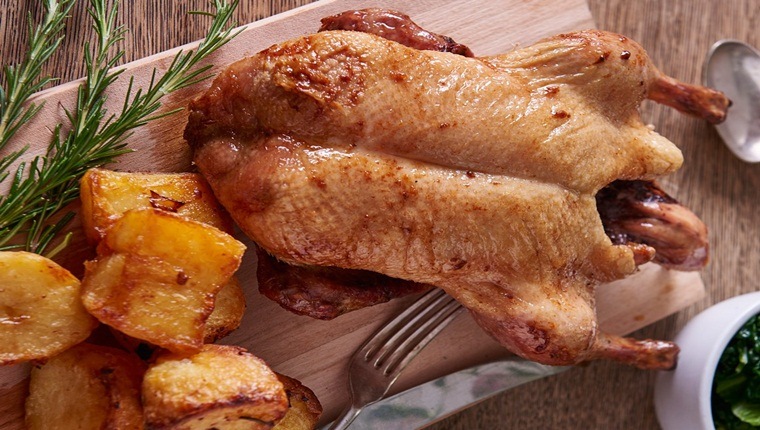 sơ chế nguyên liệu món thịt vịt kho sả.