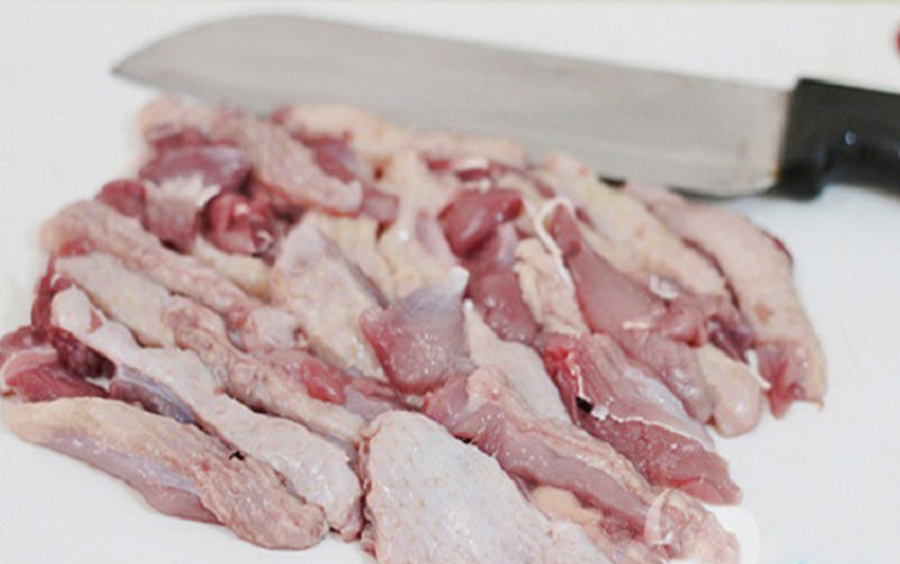 chặt nhỏ thành những miếng vừa ăn.